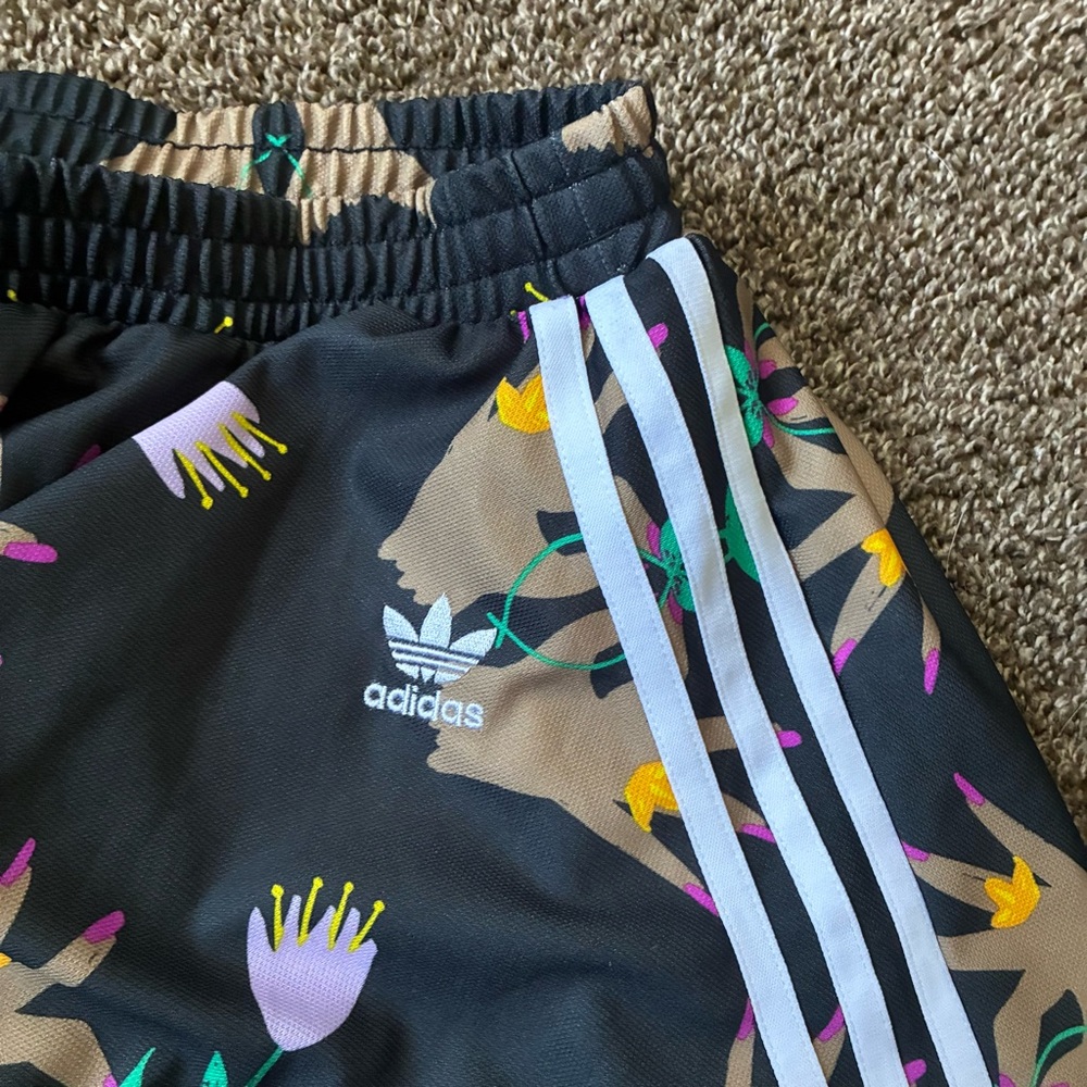 Adidas Originals Allover Floral Hand Print Skirt, Size Small, new with tags - Picture 3 of 4